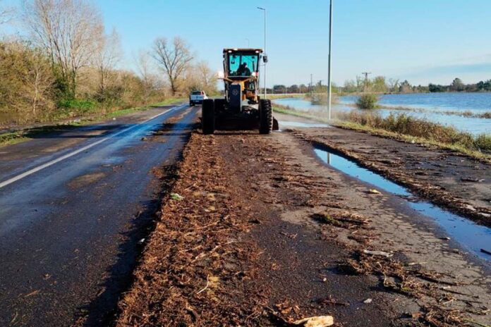 Personal de Vialidad trabaja en las rutas afectadas por el agua (1)