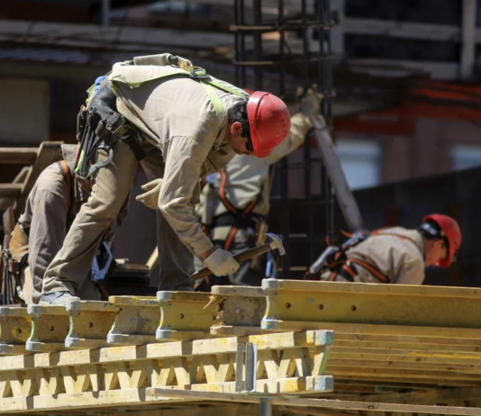 Indec: en agosto la construcción cayó 4,4% y la industria manufacturera, 3,2%