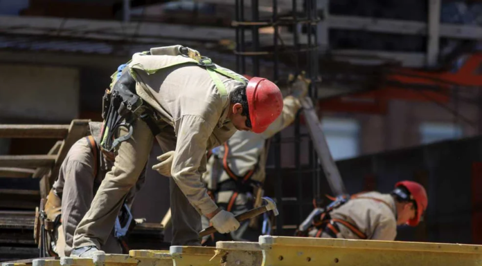 Indec: en agosto la construcción cayó 4,4% y la industria manufacturera, 3,2%