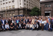 Ministros de Kicillof y 150 intendentes reclamaron a Caputo que baje la nafta y reactive obras