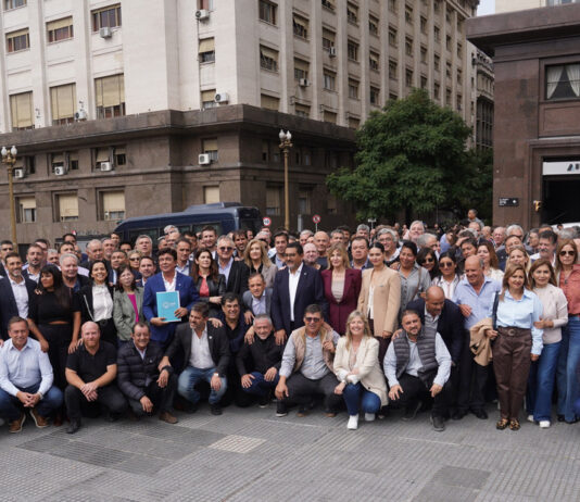 Ministros de Kicillof y 150 intendentes reclamaron a Caputo que baje la nafta y reactive obras