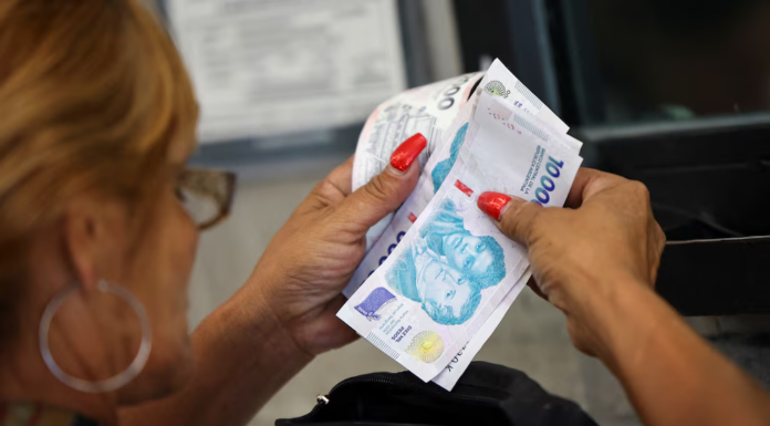 El salario mínimo perdió casi el 40% de su poder de compra durante la actual gestión