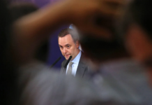 Manuel Adorni llega a la Cámara de Diputados en medio de la polémica por enriquecimiento ilícito