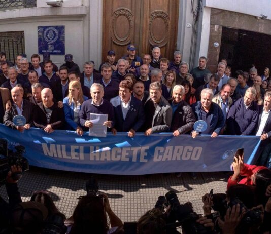 Ministros bonaerenses e intendentes marcharon a Capital Humano en reclamo de fondos para programas alimentarios