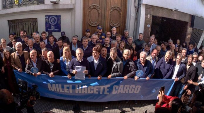 Ministros bonaerenses e intendentes marcharon a Capital Humano en reclamo de fondos para programas alimentarios