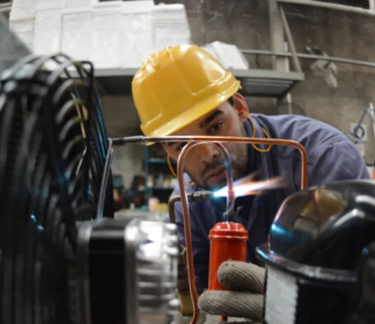 Indec: en abril, la industria manufacturera y la construcción cayeron 2,8% y acumulan retracciones de 2,4% y 2,1%