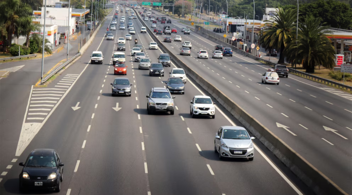 Ya se pueden denunciar por WhatsApp conductas peligrosas al volante: cómo funciona el sistema