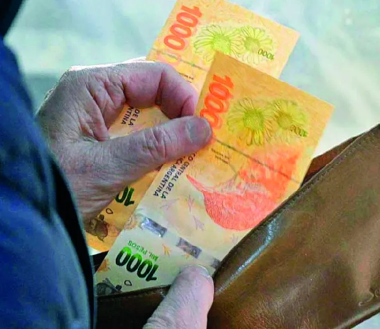 Crisis de deuda: para el 86,6% de los argentinos se necesitan dos o más empleos para llegar a fin de mes y el 62% tomó deuda para cubrir gastos básicos