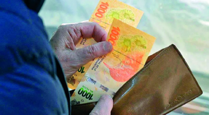 Crisis de deuda: para el 86,6% de los argentinos se necesitan dos o más empleos para llegar a fin de mes y el 62% tomó deuda para cubrir gastos básicos