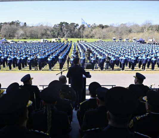 Más de 2.000 cadetes de la policía provincial juraron fidelidad a la bandera nacionalFue en un acto encabezado por el gobernador Axel Kicillof en la Escuela Juan Vucetich de Berazategui.