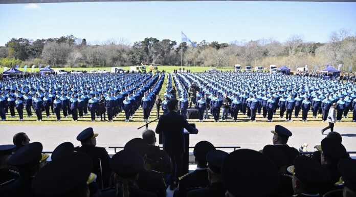 Más de 2.000 cadetes de la policía provincial juraron fidelidad a la bandera nacionalFue en un acto encabezado por el gobernador Axel Kicillof en la Escuela Juan Vucetich de Berazategui.