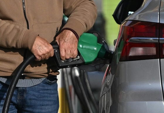 Postergan la suba del impuesto a los combustibles, pero aumentan luz y gas